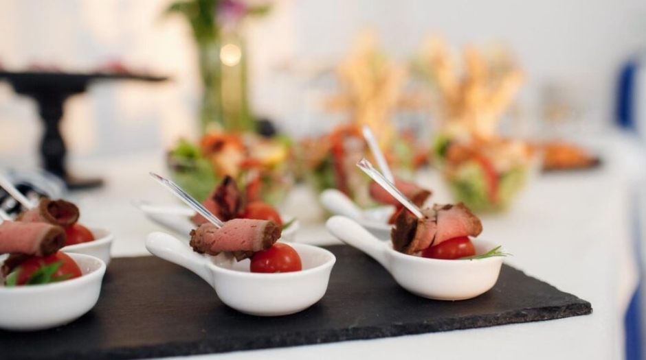 Οι τάσεις του catering το 2025: Από βιώσιμα μενού μέχρι εξελιγμένες γαστρονομικές τεχνικές
