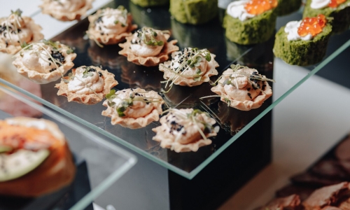 Τα οφέλη της πρόσληψης full-service εταιρείας catering για την εκδήλωσή σας